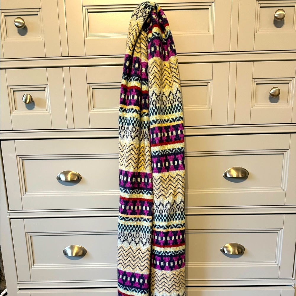Thick neck scarf. Purple and cream.
